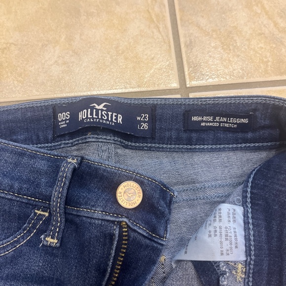 Hollister Ripped Jegging - Picture 2 of 2